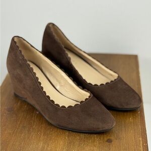 Pelle Moda Brown Suede Wedge Pumps Scalloped Trim Women’s 6M
